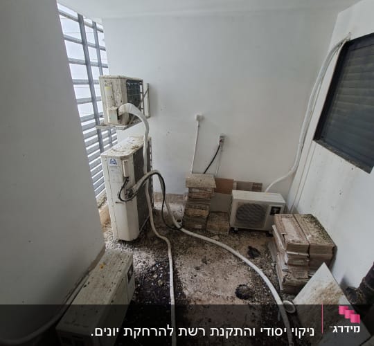 מסתור כביסה מוזנח ומלא בלשלשת יונים לפני טיפול והרחקה